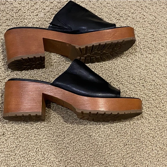 Women’s Platform Clogs - Picture 2 of 3